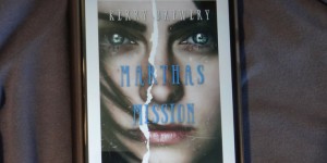 Beitragsbild des Blogbeitrags Buchrezension #201 Marthas Mission von Kerry Drewery