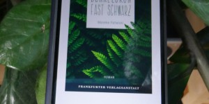 Beitragsbild des Blogbeitrags Buchrezension #205 Dunkelgrün fast schwarz von Mareike Fallwickl