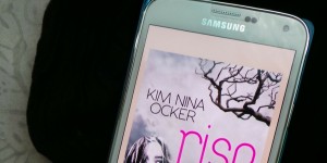 Beitragsbild des Blogbeitrags Buchrezension #207 Rise 1 - Die Ankündigung von Kim Nina Ocker