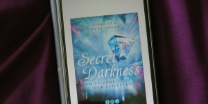 Beitragsbild des Blogbeitrags Buchrezension #223 Secret Darkness - Im Spiegel der Schatten von Johanna Danninger