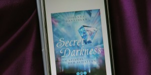 Beitragsbild des Blogbeitrags Buchrezension #223 Secret Darkness - Im Spiegel der Schatten von Johanna Danninger 