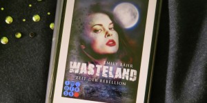Beitragsbild des Blogbeitrags Buchrezension #226 Wasteland 2: Zeit der Rebellion von Emily Bähr