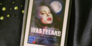 Beitragsbild des Blogbeitrags Buchrezension #226 Wasteland 2: Zeit der Rebellion von Emily Bähr 