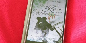 Beitragsbild des Blogbeitrags Buchrezension #234 Keine Küsse unterm Weihnachtsbaum: Eine Einsatzort Vergangenheit Weihnachtskurzgeschichte von Sandra Neumann 