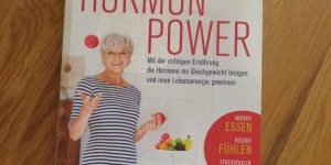 Beitragsbild des Blogbeitrags Buchrezension #235 Hormonpower Mit der richtigen Ernährung die Hormone ins Gleichgewicht bringen und neue Lebensenergie gewinnen - Anders essen, besser fühlen, stressfreier leben von Marjolein Dubbers 