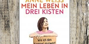 Beitragsbild des Blogbeitrags Buchrezension #306 Mein Leben in drei Kisten: Wie ich den Krempel rauswarf und das Glück reinließ von Anne Weiss