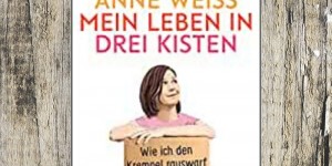 Beitragsbild des Blogbeitrags Buchrezension #306 Mein Leben in drei Kisten: Wie ich den Krempel rauswarf und das Glück reinließ von Anne Weiss 