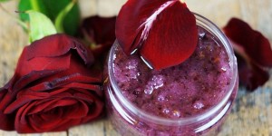 Beitragsbild des Blogbeitrags Sinnliches Rosenpeeling & Massageöl – perfekt für den Valentinstag