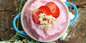 Beitragsbild des Blogbeitrags Erdbeer-Holunder Eis mit einem Hauch Zitronmelisse – eine unschlagbare Kombi!