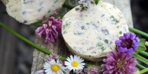 Beitragsbild des Blogbeitrags Kräuter-Blütenbutter & meine Ausbildung zur TEH Praktikerin