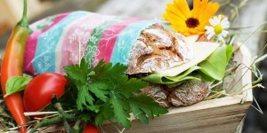Beitragsbild des Blogbeitrags Bienenwachstuch – natürliche Verpackung und Alternative zu Alufolie & Co