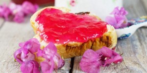 Beitragsbild des Blogbeitrags Pink Gelee – süße Grüße aus dem Wald mit Springkraut