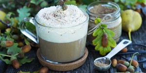 Beitragsbild des Blogbeitrags Eichelkaffee mal anders – herbstlicher spicy Café Latte mit dem Gesundheitsplus! 