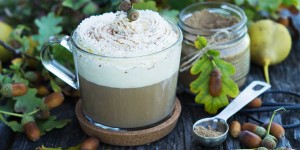 Beitragsbild des Blogbeitrags Eichelkaffee mal anders – herbstlicher spicy Café Latte mit dem Gesundheitsplus!