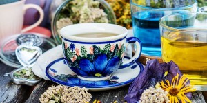 Beitragsbild des Blogbeitrags Kräutertees: Sammeln – Trocknen – Aufbewahren – Mischen
