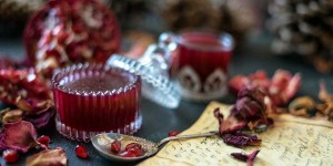 Beitragsbild des Blogbeitrags Granatapfel Rosen Gelee & Rezept für Granatapfeltropfen