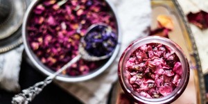 Beitragsbild des Blogbeitrags Blütenessig mit Rosen und Malven für Haut und Haar
