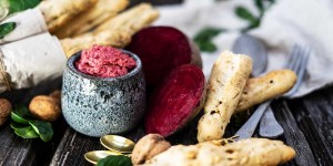 Beitragsbild des Blogbeitrags Saisonale Küche – Rote Rüben Aufstrich und Walnuss Brotstangen 