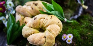 Beitragsbild des Blogbeitrags Bärlauchbrötchen für den Osterbrunch – so lecker schmeckt der Frühling