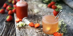Beitragsbild des Blogbeitrags Erdbeer-Holunder Shrub – perfekte Sommererfrischung mit Früchten & Essig 