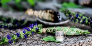 Beitragsbild des Blogbeitrags Heilkräftiger Salbei, reinigende Räuchersticks und wunderschöne Salbeiringe 