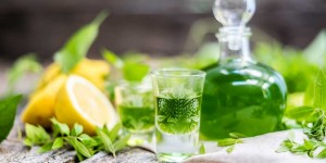Beitragsbild des Blogbeitrags Liqueur de Verveine – ein grüner Schatz aus Zitronenverbene als Digestif! 