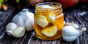 Beitragsbild des Blogbeitrags In Honig fermentierter Knoblauch – Immunbooster und Geschmackserlebnis