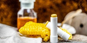 Beitragsbild des Blogbeitrags Propolis Lippenpflege Rezept – schützend, reparierend, pflegend 