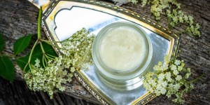 Beitragsbild des Blogbeitrags Holunderblüten Bodybutter selber machen – duftende Körperpflege