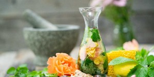 Beitragsbild des Blogbeitrags Melissengeist selber machen – bewährte Klostermedizin