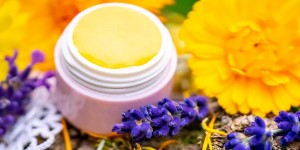 Beitragsbild des Blogbeitrags Lippenbalsam mit Ringelblume und Lavendel 