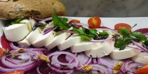 Beitragsbild des Blogbeitrags rote rüben carpaccio mit schafkäse und kernöl