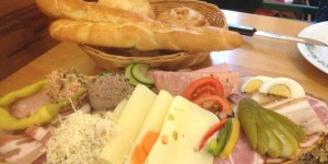 Beitragsbild des Blogbeitrags die eichberger und ahrenberger kellergasse