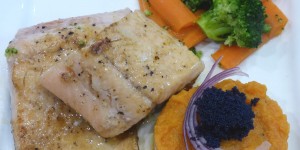 Beitragsbild des Blogbeitrags gebratenes forellenfilet mit süßkartoffelpüree und gemüse