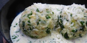 Beitragsbild des Blogbeitrags bärlauchknödel in gorgonzolasauce 