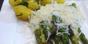 Beitragsbild des Blogbeitrags gebratener grüner spargel mit parmesansauce und bärlaucherdäpfel