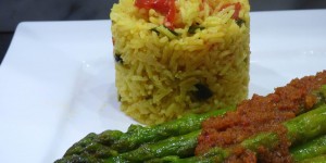 Beitragsbild des Blogbeitrags kurkuma- gemüsereis mit spargel und mojo rojo
