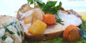 Beitragsbild des Blogbeitrags putenbrust auf pesto mit spinatknödel und schmorgemüse