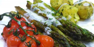 Beitragsbild des Blogbeitrags grüner spargel mit rispentomaten, balsamico und kräutersauce