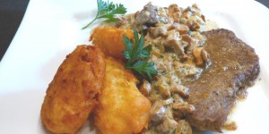 Beitragsbild des Blogbeitrags rindsschnitzel mit eierschwammerl und pommes dauphine