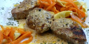 Beitragsbild des Blogbeitrags schweinslungenbraten in pfeffer - oberssauce mit karottennudeln 