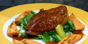 Beitragsbild des Blogbeitrags hendlbrust mit ingwerhonig auf vogerlsalat und süßkartoffelwedges 