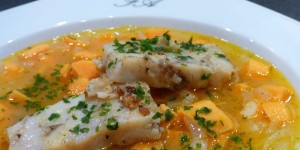 Beitragsbild des Blogbeitrags klare süßkartoffelsuppe mit orange und gebratenem dorsch