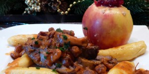 Beitragsbild des Blogbeitrags hirschbraten in rotweinsauce mit schupfnudeln