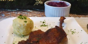 Beitragsbild des Blogbeitrags ofenfrische gänsekeule mit erdäpfelknödel und rotkraut