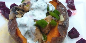 Beitragsbild des Blogbeitrags ofen - süßkartoffel mit gemüse und henderl 