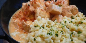 Beitragsbild des Blogbeitrags hendlgulasch mit butternockerl 