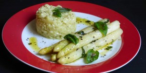 Beitragsbild des Blogbeitrags weißer spargel an risotto