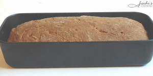 Beitragsbild des Blogbeitrags vollkornbrot mit chiasamen 