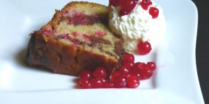 Beitragsbild des Blogbeitrags saftiger gugelhupf mit äpfel und ribisel